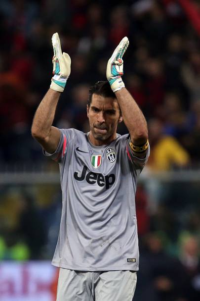 Gigi Buffon festeggia, in occasione di Genoa - Juventus 1-0, le 500 partite in maglia bianconera indossando sul braccio una fascia celebrativa con il numero 500 (Olycom)